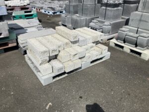 ベトナム白　縁石　12×15×50～110cm　のみぎり　28本