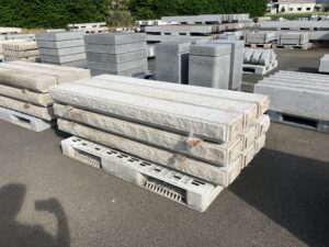 603　笠石　両コブ　0.5×0.7×6.0尺　角石　9本